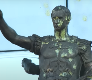 Россияне в Петербурге обстреляли статую Путина в образе императора
