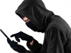 У Києві на Троєщині злодій викрав телефон з дитячого візочка