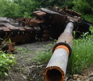 Превратилась в металлолом: в сети показали фото уничтоженной техники РФ на полях в Украине