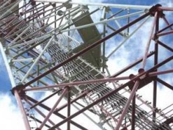 Чоловік виліз на 60-метрову вишку мобільного зв’язку