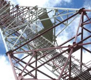 Чоловік виліз на 60-метрову вишку мобільного зв’язку