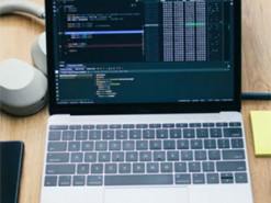 Чому не варто клеїти захисну плівку на MacBook: буде більше шкоди, ніж користі