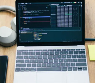 Чому не варто клеїти захисну плівку на MacBook: буде більше шкоди, ніж користі