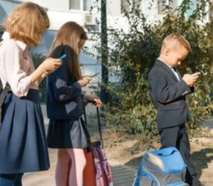 Діти і смартфон: з якого віку можна давати користуватись
