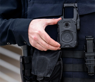 Не передавав відео з бодікамер — у Британії керівника поліції оштрафували за невиконання судового наказу