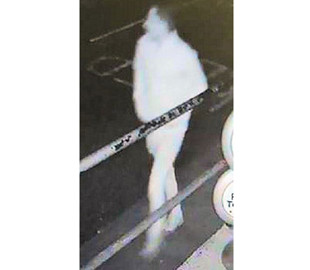 "Ви його впізнаєте?": поліцію Британії висміяли за фото підозрюваного, схожого на привида