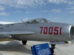 Китай уперше показав безпілотний винищувач J-6