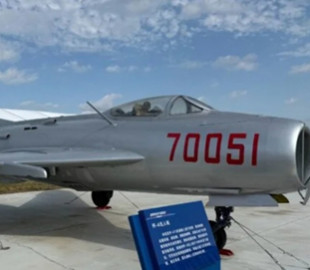 Китай уперше показав безпілотний винищувач J-6