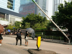 Протестующие в Гонконге начали уничтожать «умные» столбы