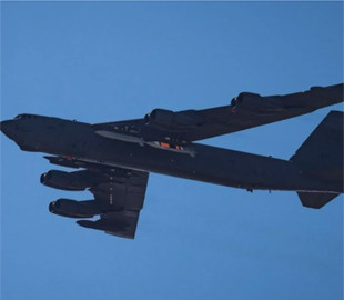 Американський бомбардувальник B-52 побачили з новими ядерними ракетами