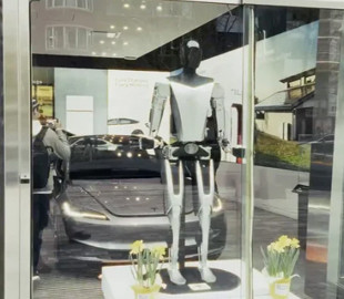 Optimus вийшов у люди. Робот-гуманоїд від Tesla «підтримав» бігунів Бостонського марафону