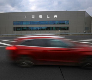 Викрадена технологія акумулятора Tesla продається на YouTube