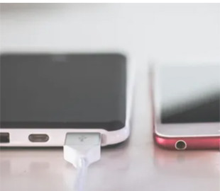 Як прискорити зарядку смартфона: п'ять секретів, які знадобляться всім