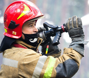 У центрі Києва горів будинок, пожежники врятували 10 людей