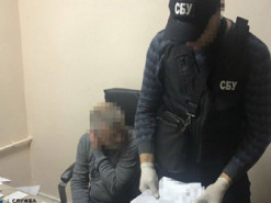 Ежедневно продавал около 30 ковид-сертификатов: новые подробности задержания врача-взяточника в Днепре