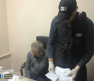 Ежедневно продавал около 30 ковид-сертификатов: новые подробности задержания врача-взяточника в Днепре