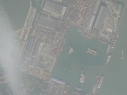 Супутники несподівано виявили авіаносець нового типу, який будує Китай