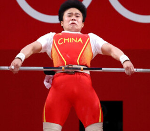 Китай разгневало "уродливое" фото тяжелоатлетки – в Сети его подфотошопили