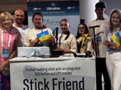 На Закарпатті студенти розробили палицю із кнопкою SOS та GPS-трекером, яка допомагає рятувати життя