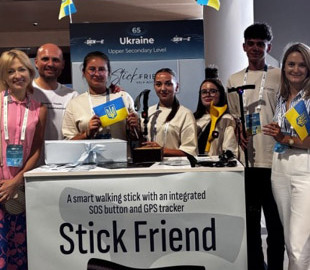 На Закарпатті студенти розробили палицю із кнопкою SOS та GPS-трекером, яка допомагає рятувати життя