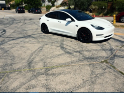 Власник Tesla подав колективний позов проти компанії через проблему з гальмуванням