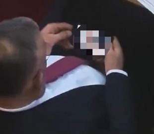 Сербський депутат під час дебатів з приводу Косова дивився порно