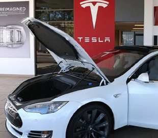 Tesla відкликає 1,8 млн автівок через проблему з капотом, який відкривається під час руху