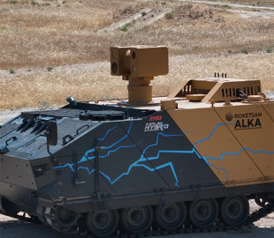 Нищить дрони цілодобово і не потребує боєприпасів: розробники озброєння з Туреччини запропонували нову БМП з бойовим лазером