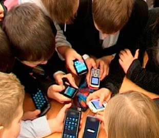 У школах Молдови планують заборонити мобільні телефони на уроках