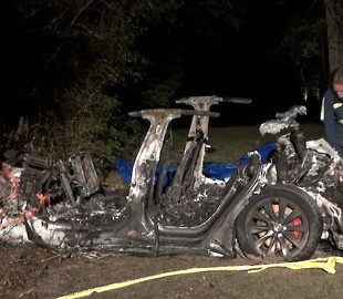 В США Tesla на автопилоте попала в ДТП: два человека погибли