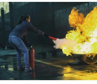 Зарядні пристрої вибухають та палають: спеціаліст з технічної охорони пояснив, як убезпечитись