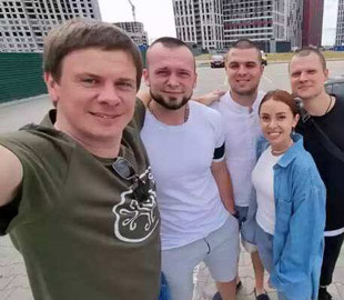 Дмитро Комаров продав рідкісне авто і передав нашим захисникам мільйон гривень