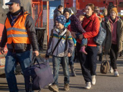 Як українці ставляться до співвітчизників-біженців у Європі: дані опитування