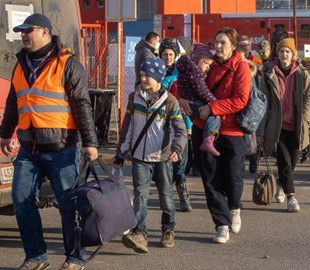 Як українці ставляться до співвітчизників-біженців у Європі: дані опитування