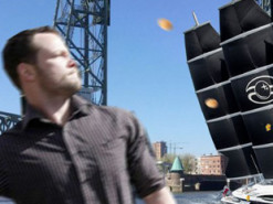 Мешканці Роттердама збираються закидати яйцями яхту мільярдера Безоса, заради якої розберуть міст