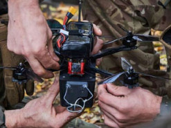 Скільки коштує знищення російської легкої бронетехніки за допомогою FPV-дрона: підрахунки Forbes