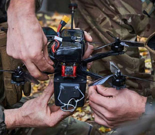 Скільки коштує знищення російської легкої бронетехніки за допомогою FPV-дрона: підрахунки Forbes