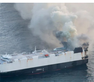 У Тихому океані спалахнуло судно, яке перевозило сотні електромобілів з Китаю