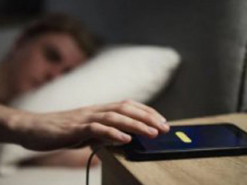 Чому залишати телефон заряджатися на ніч погана ідея: пояснюємо