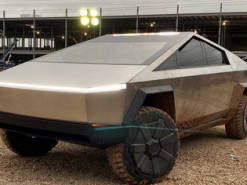 На гигафабрике в Техасе заметили спрятанный футуристичный пикап Tesla Cybertruck