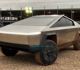 На гигафабрике в Техасе заметили спрятанный футуристичный пикап Tesla Cybertruck