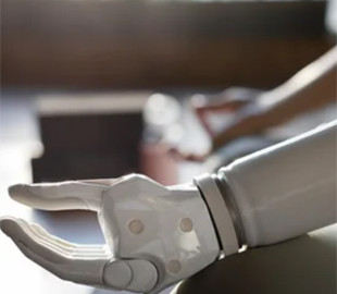 Розумні протези. Китайські дослідники створили штучну руку, яка сама підбирає силу захвату