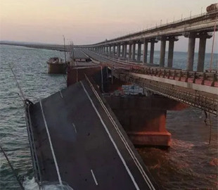 Опубліковані супутникові знімки Кримського мосту після вибуху