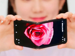 Samsung показала смартфон, який гнеться в обидві сторони