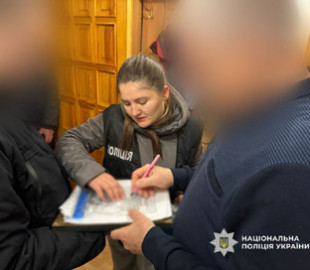 Поліцейські викрили 62-річного чоловіка, який продавав в інтернеті рідкісний артефакт ІІ-ІІІ століття