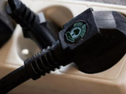 Які прилади не можна підключати до однієї розетки: електрики дали пояснення