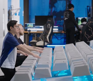 Кнопки розміром із голову: Alienware створила найбільші у світі клавіатуру та мишу