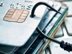 Банковские аферисты опустошили валютный счет женщины