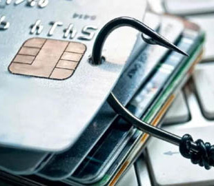 Банковские аферисты опустошили валютный счет женщины