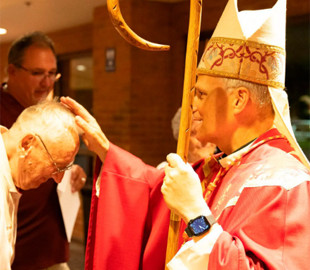 Новий Папа Римський помічений з Apple Watch під час першої меси